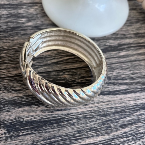 Vintage Chic Silver Women's Bracelet - Picture 2 of 5